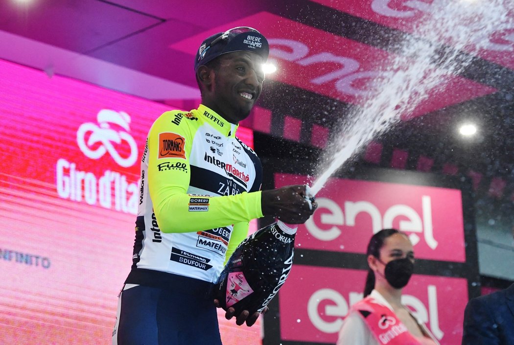 Biniam Girmay již s bolavým okem zasaženým zátkou od šampaňského slaví výhru v etapě na Giro d´Italia