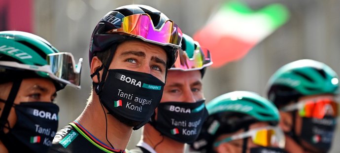 Slovenský cyklista Peter Sagan (druhý zleva) s parťáky z týmu Bora-hansgrohe