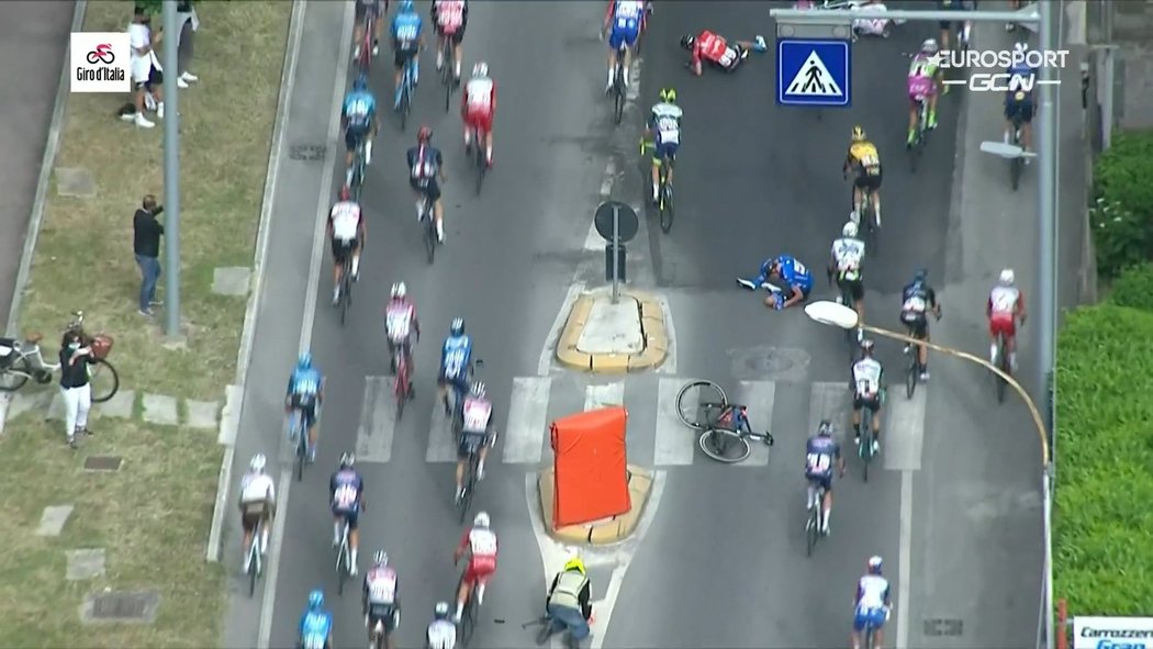 Tento silniční ostrůvek se v páté etapě stal osudným hned pro tři cyklisty