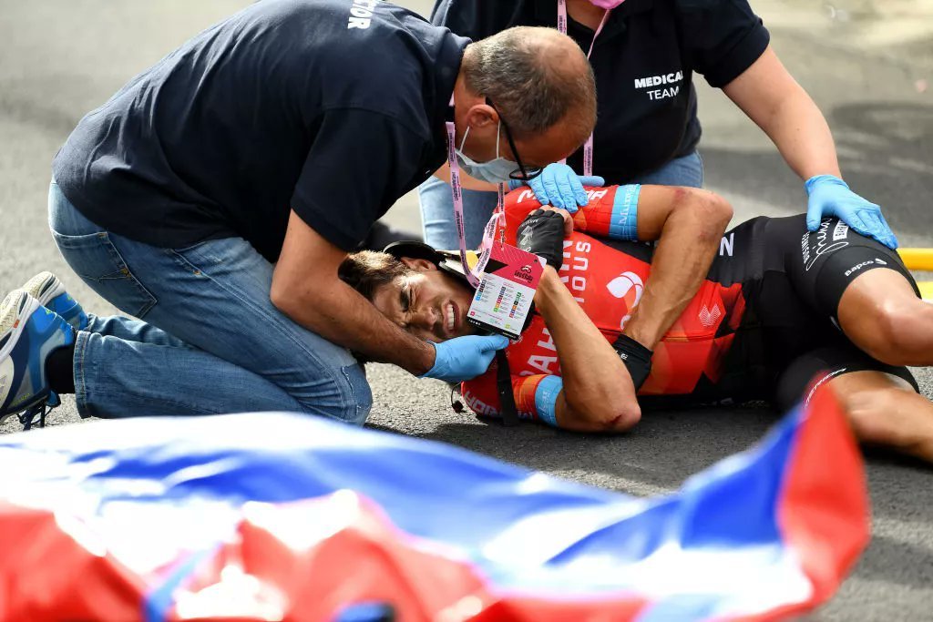 Mikel Landa se zranil o silniční ostrůvek, zlomil si klíční kost a několik žeber