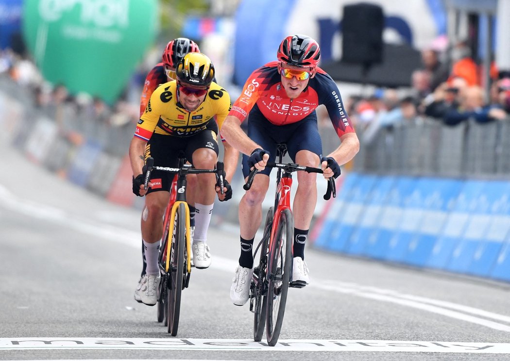 Souboj favoritů na letošním Giro d&#39;Italia - zleva Primož Roglič a Geraint Thomas