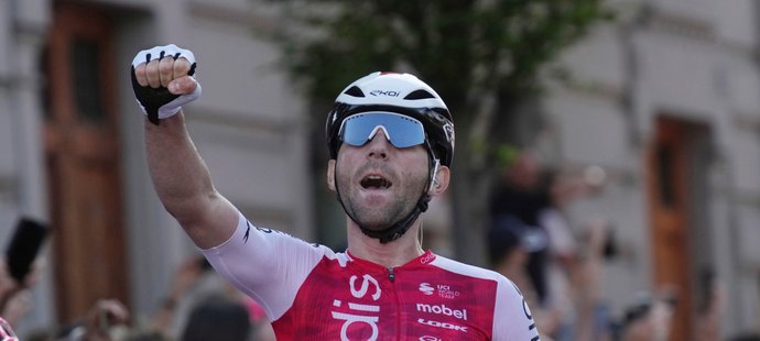 Thomas vyhrál z úniku 5. etapu Gira. Růžový dres uhájil Pogačar, Hirt osmý