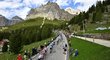 Výstup cyklistů během Gira na Marmoladu, nejvyšší vrchol italských Dolomit