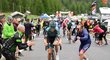 Výstup cyklistů během Gira na Marmoladu, nejvyšší vrchol italských Dolomit