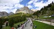 Výstup cyklistů během Gira na Marmoladu, nejvyšší vrchol italských Dolomit