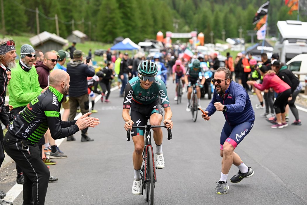 Výstup cyklistů během Gira na Marmoladu, nejvyšší vrchol italských Dolomit