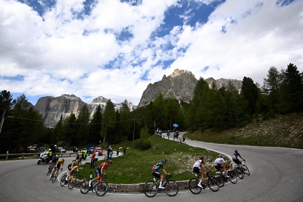 Výstup cyklistů během Gira na Marmoladu, nejvyšší vrchol italských Dolomit