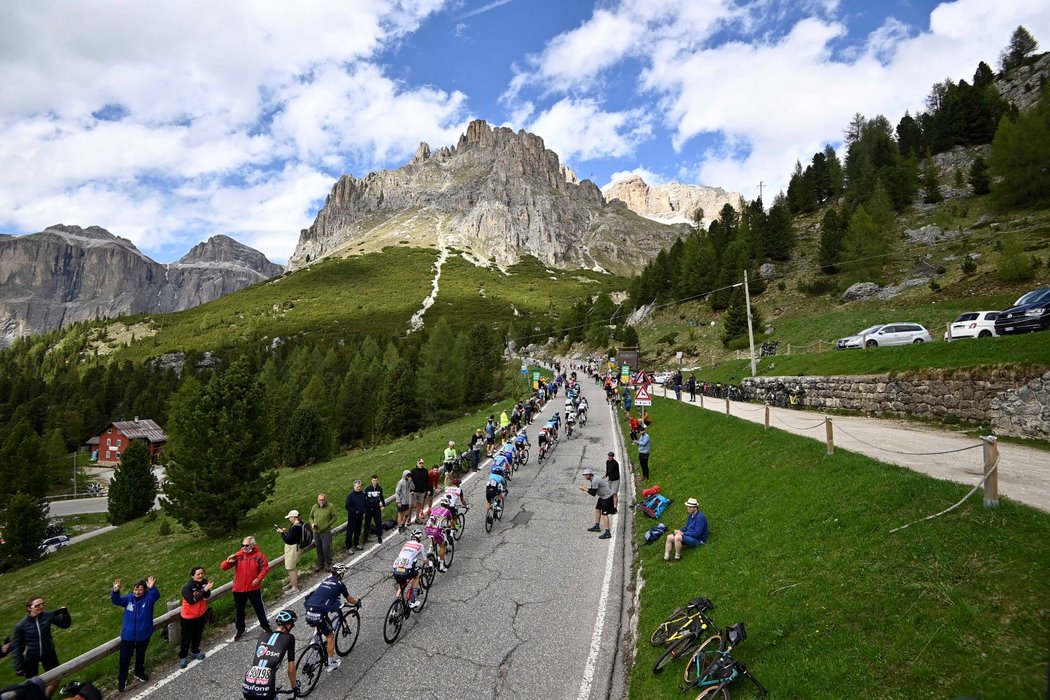 Výstup cyklistů během Gira na Marmoladu, nejvyšší vrchol italských Dolomit