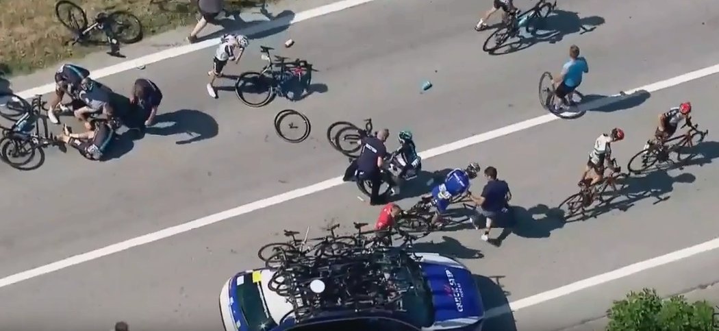 Osudný moment deváté etapy má na svědomí policejní motorka