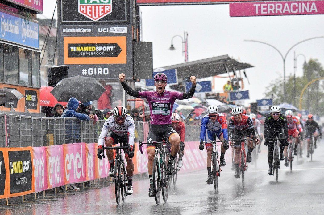 Pascal Ackermann vítězí v deštivé 5. etapě Giro d&#39;Italia