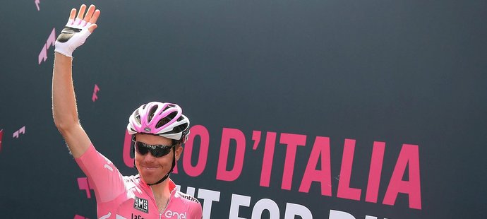 Nizozemec Steven Kruijswijk mává fanouškům před 18. etapou Gira d&#39;Italia