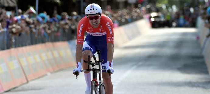 Nizozemský cyklista Tom Dumoulin v cíli časovky na Giru d&#39;Italia