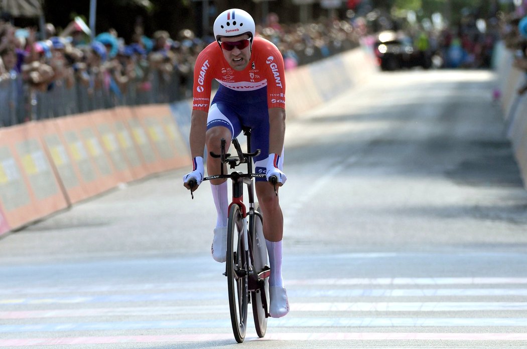 Nizozemský cyklista Tom Dumoulin v cíli časovky na Giru d&#39;Italia