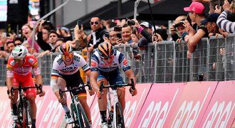 Chaves vyhrál etapu v Dolomitech, Carapaz drží růžový dres  