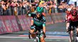 Jeden z vypjatých závěrů etapy na cyklistickém Giro d&#39;Italia 2019