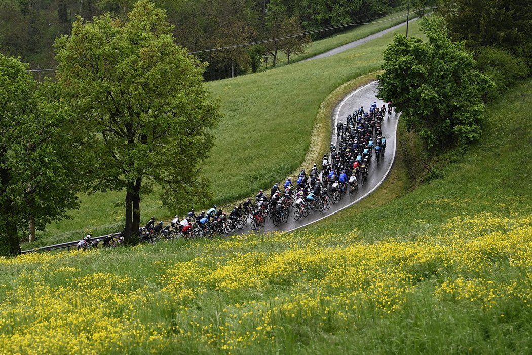 Giro mělo na programu rovinatou etapu, končila spurtem