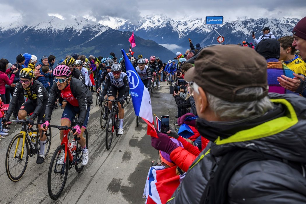 Pelotonu komplikuje život chladné počasí