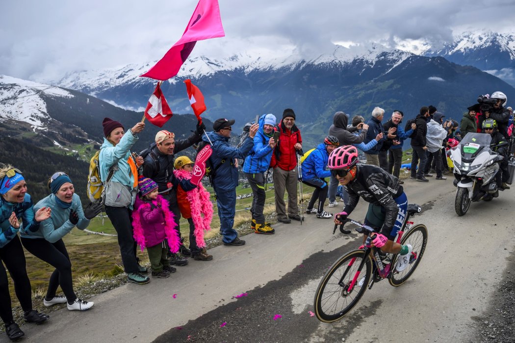 Pelotonu komplikuje život chladné počasí