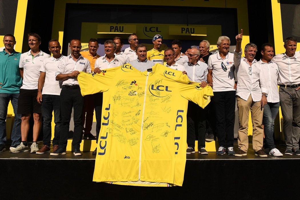 Pětinásobný vítěz cyklistické Tour de France Bernand Hinault dal do aukce jeden ze svých žlutých trikotů pro lídra závodu, aby získal prostředky na boj s koronavirem.