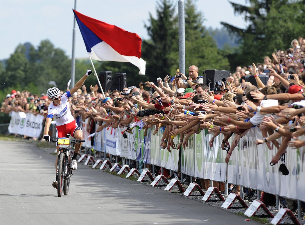 Biker Jaroslav Kulhavý si vychutnává vítězství v domácím závodě SP na horských kolech v Novém Městě na Moravě