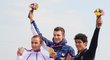 Český biker Kulhavý spolu s dalšími medailisty na stupních vítězů pro nejlepší jezdce olympijského závodu horských kol
