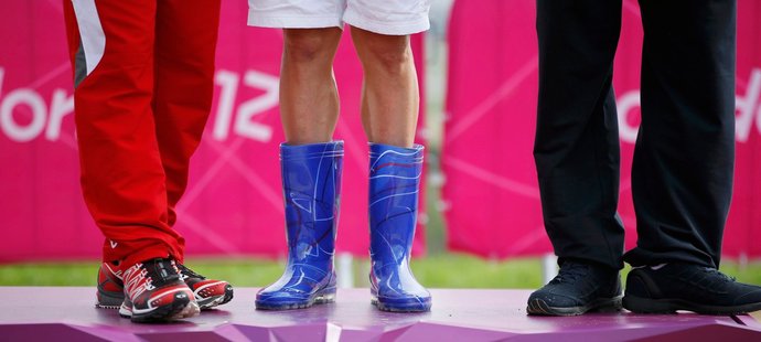 Kulhavý si pro zlatou medaili ze závodu horských kol došel v holínkách, symbolu české olympijské výpravy