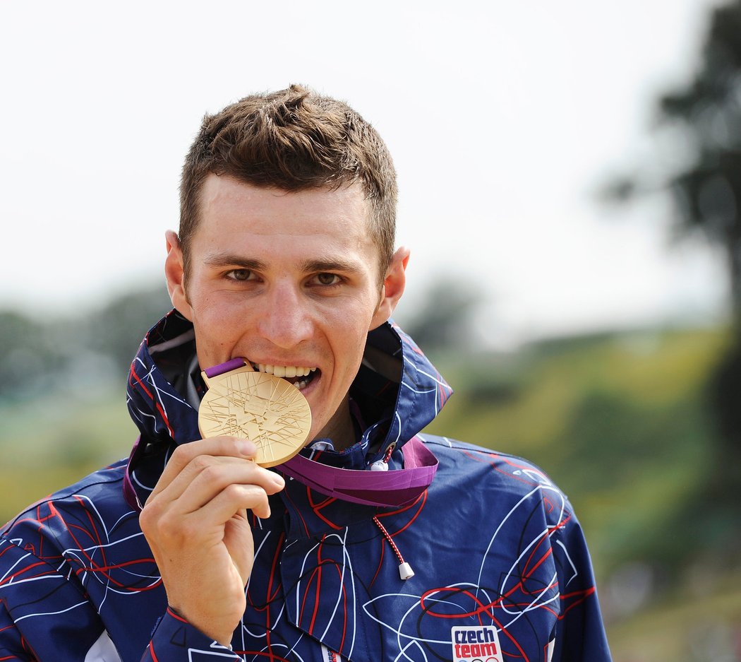 Zlatá odměna. Po olympijském závodě Kulhavý pózoval se zlatou medaili.