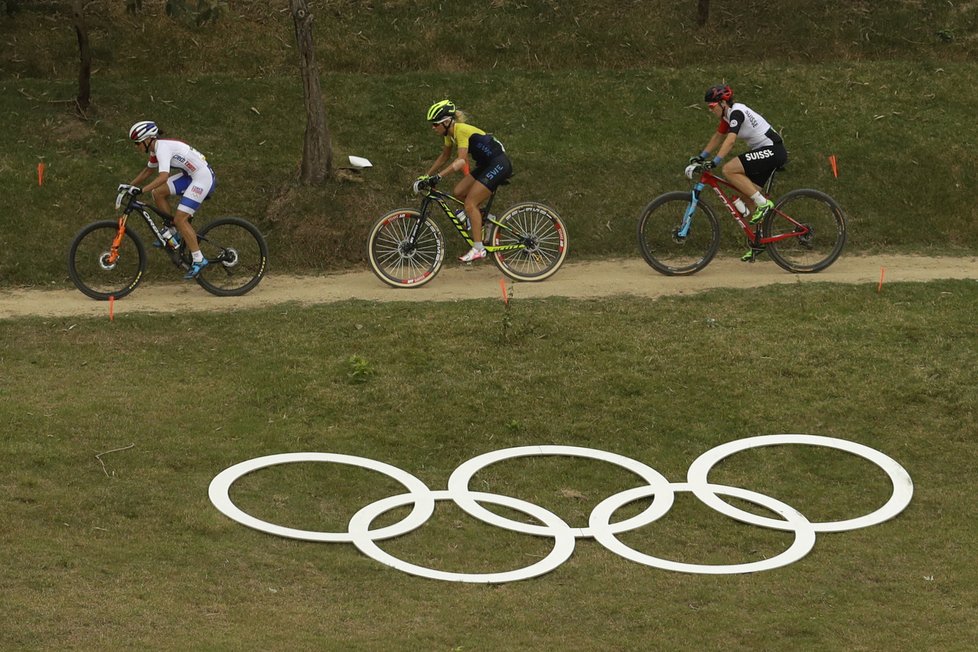 Česká bikerka Kateřina Nash (vlevo) před pozdější olympijskou vítězkou Jenny Rissvedsovou a Lindou Indergandovou