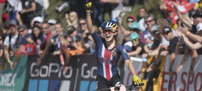Američanka Kate Courtneyová se raduje při vítězném dojezdu závodu horských kol v cross country na MS