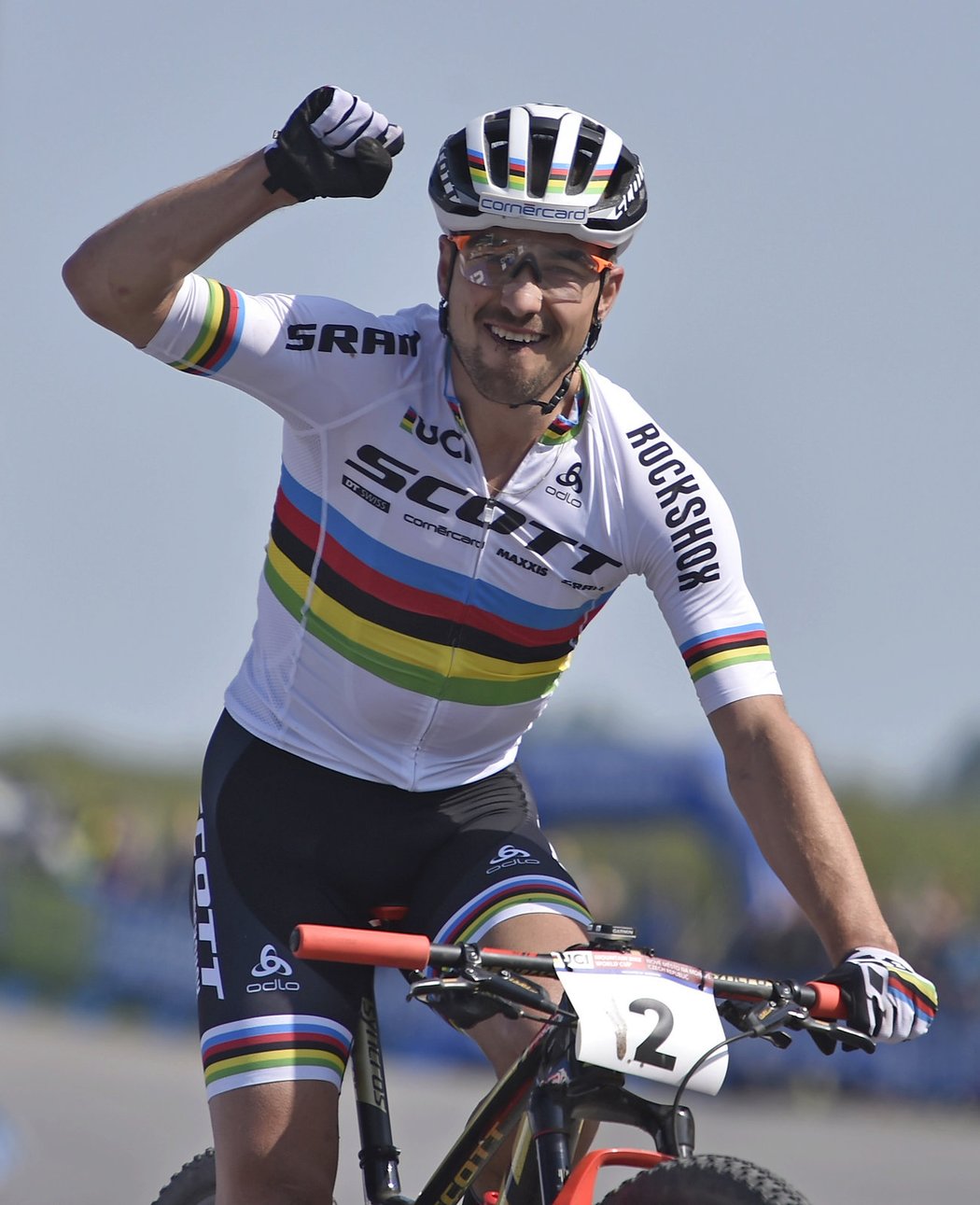 Švýcar Nino Schurter se raduje z triumfu na SP v Novém Městě na Moravě