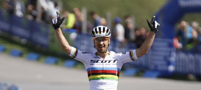 Švýcar Nino Schurter se raduje v cílové rovince v Novém Městě na Moravě