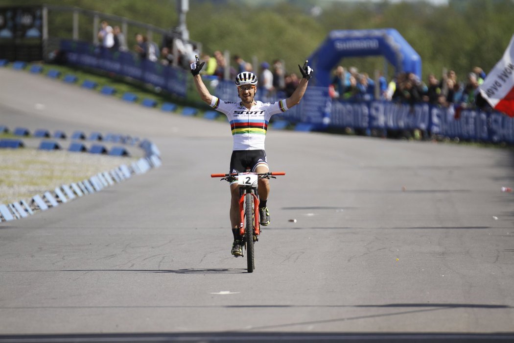 Švýcar Nino Schurter se raduje v cílové rovince v Novém Městě na Moravě