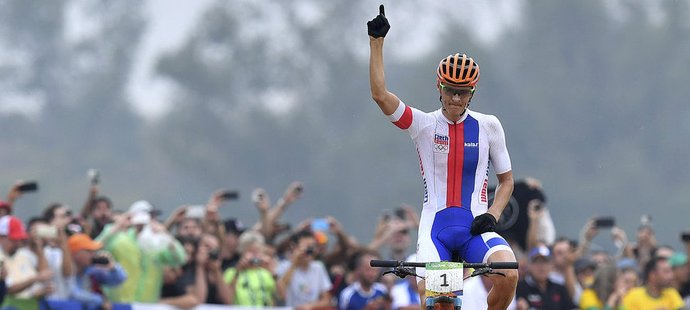 Jaroslav Kulhavý si dojíždí pro stříbrnou medaili v závodě bikerů na olympiádě v Riu