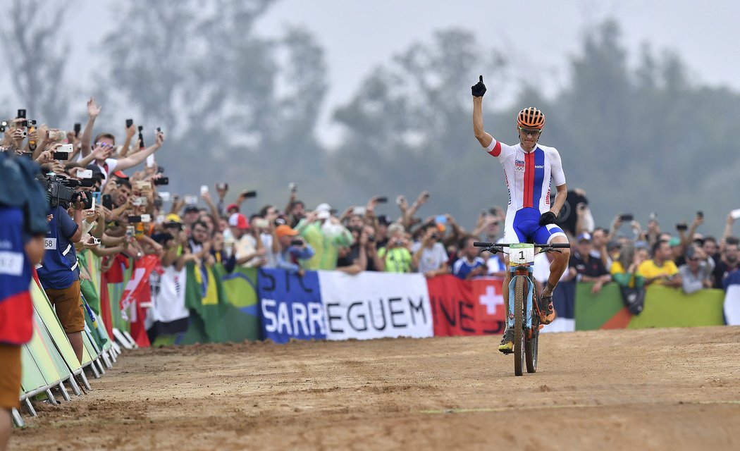Jaroslav Kulhavý si dojíždí pro stříbrnou medaili v závodě bikerů na olympiádě v Riu