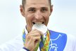 Jaroslav Kulhavý ochutnává svou stříbrnou medaile ze závodu horských kol v Riu