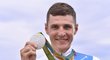Jaroslav Kulhavý se chlubí svou stříbrnou medailí z olympijského závodu bikerů
