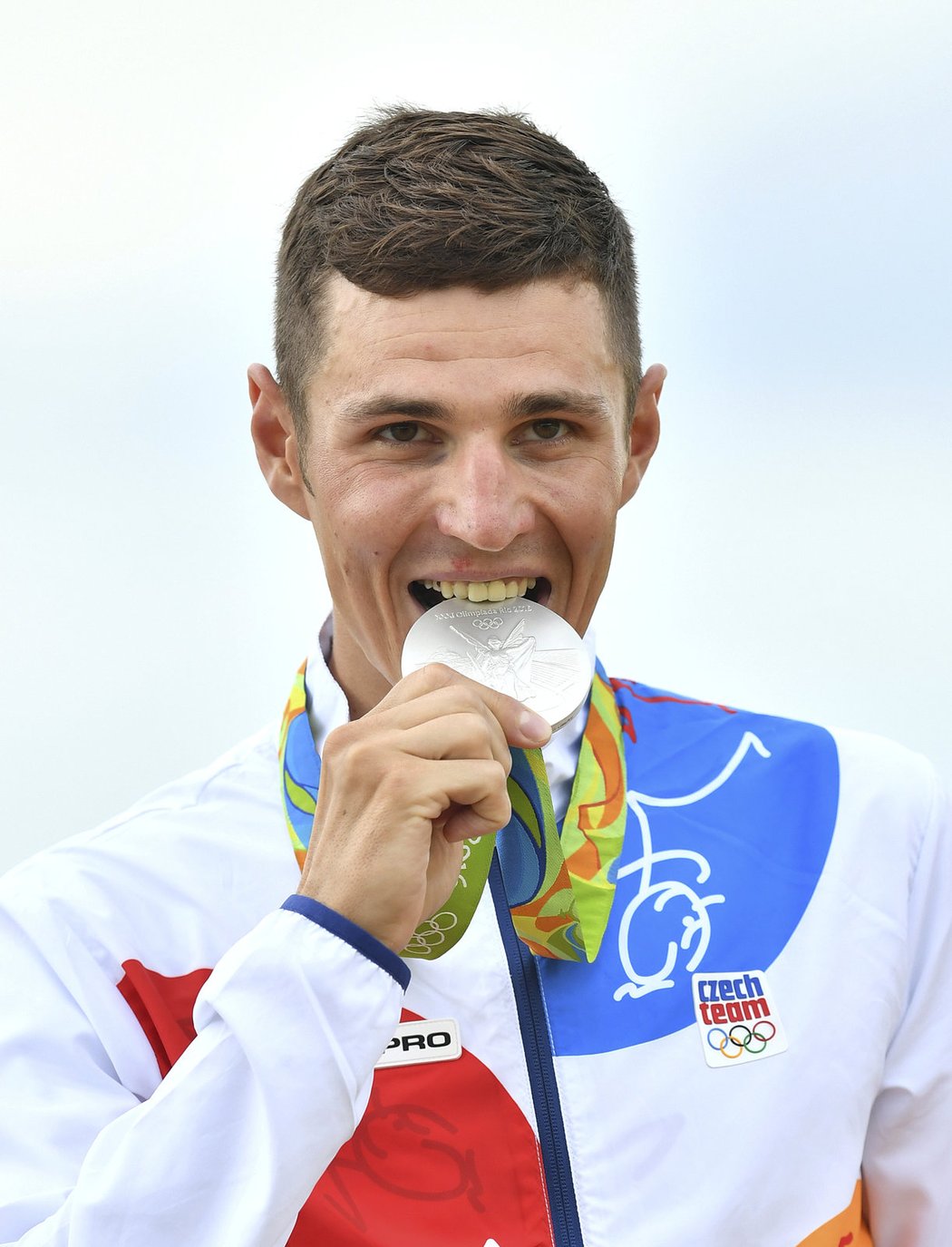Jaroslav Kulhavý ochutnává svou stříbrnou medaile ze závodu horských kol v Riu