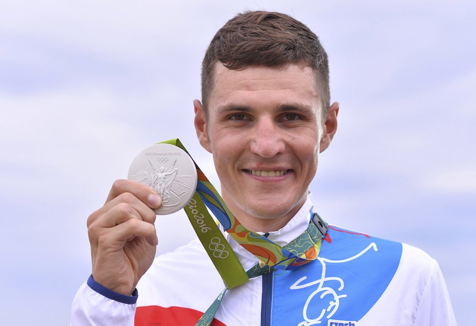 Jaroslav Kulhavý se chlubí svou stříbrnou medailí z olympijského závodu bikerů