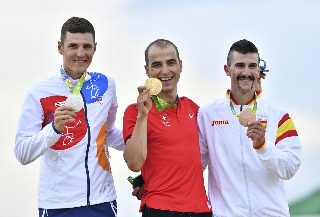 Vítězné trio závodu horských kol v Riu: stříbrný Jaroslav Kulhavý, vítěz Nino Schurter a bronzový Carlos Coloma
