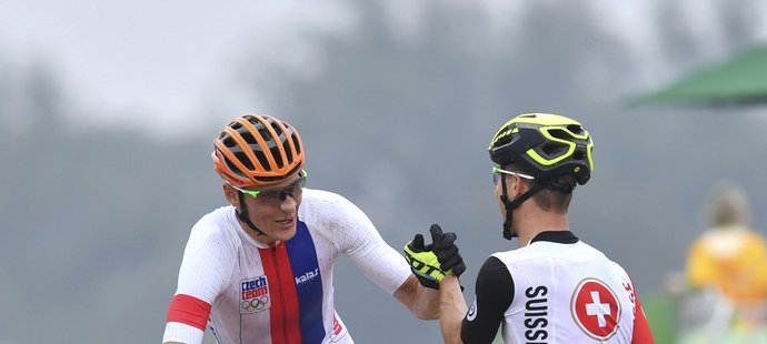 Stříbrný Jaroslav Kulhavý se zdraví s vítězným Nino Schurterem v cíli olympijského závodu na horských kolech