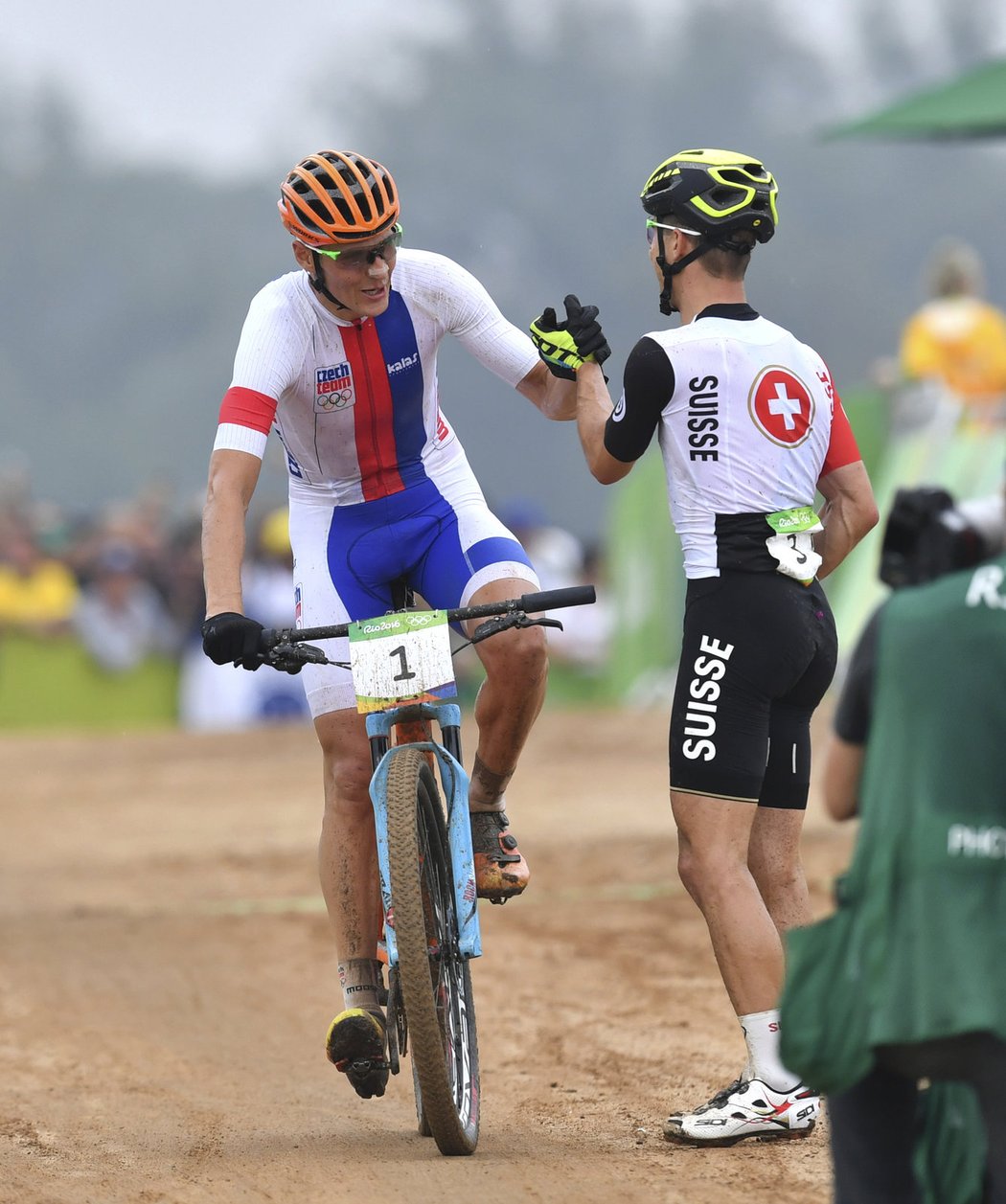 Stříbrný Jaroslav Kulhavý se zdraví s vítězným Nino Schurterem v cíli olympijského závodu na horských kolech