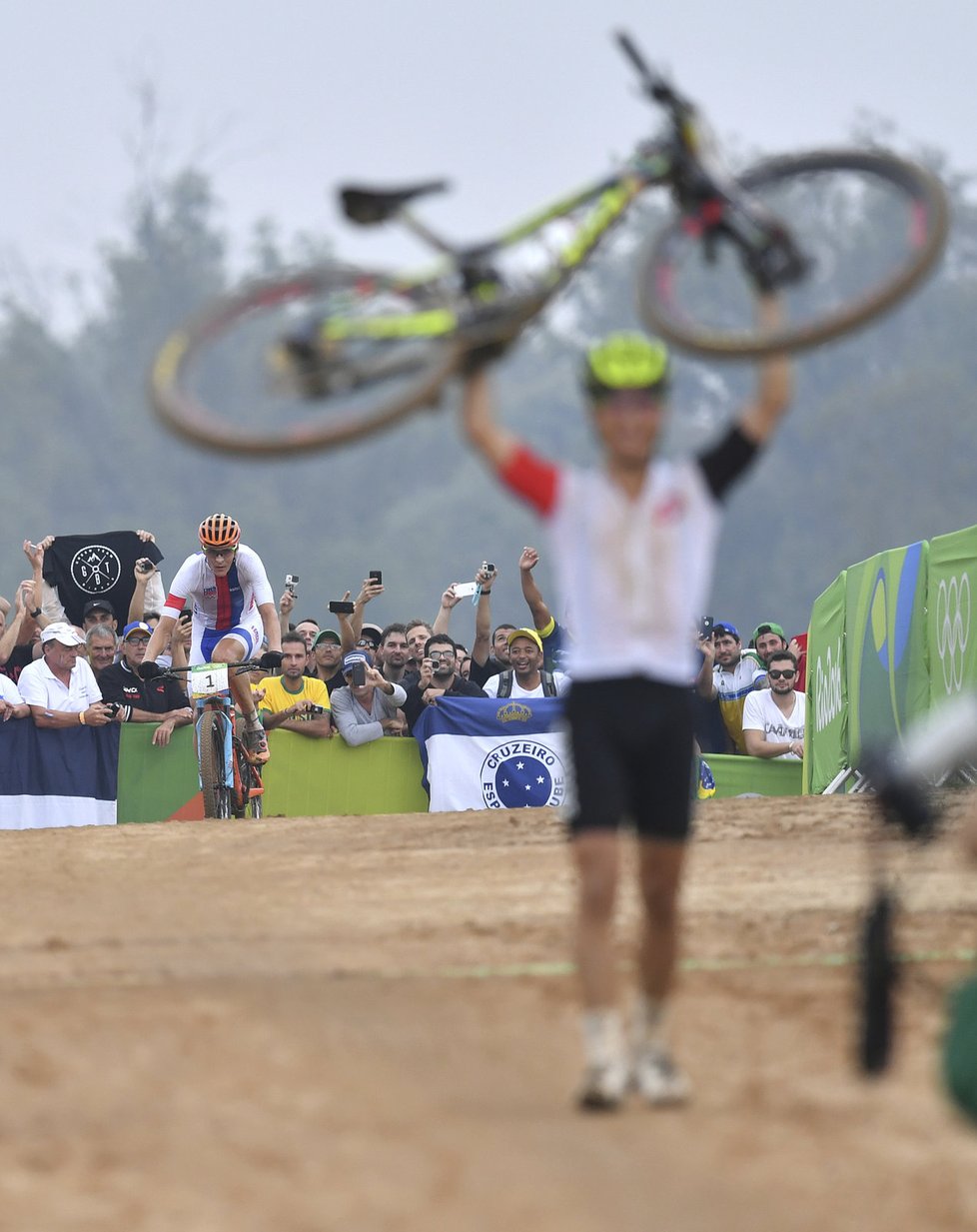 Nino Schurter už v cíli slaví svůj triumf, pro stříbro si přijíždí Jaroslav Kulhavý