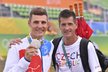 Český biker Jaroslav Kulhavý se svým trenérem Viktorem Zapletalem po zisku stříbrné olympijské medaile v Riu