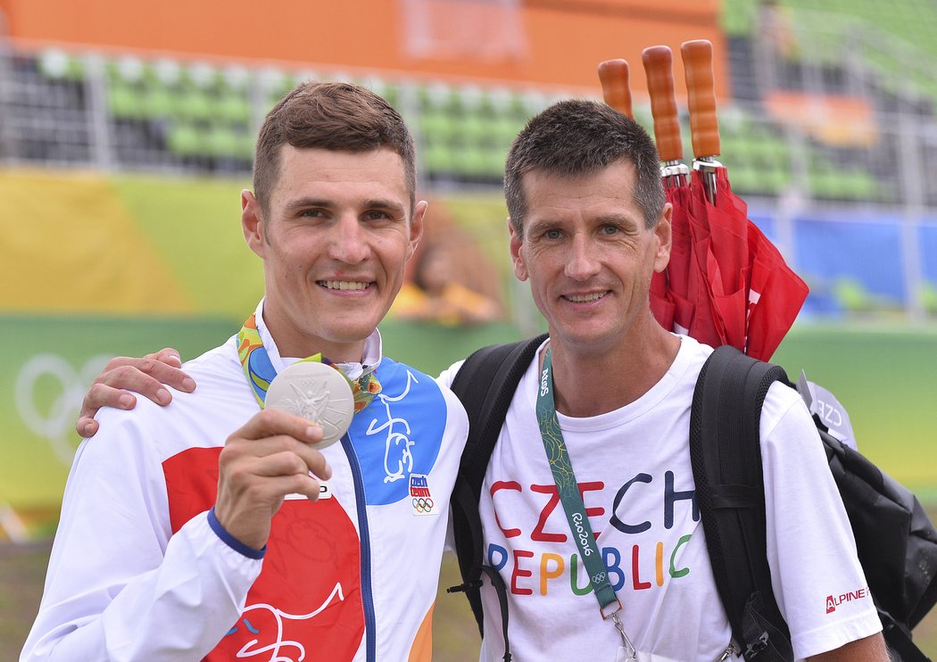 Český biker Jaroslav Kulhavý se svým trenérem Viktorem Zapletalem po zisku stříbrné olympijské medaile v Riu