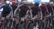 Zabahnění závodníci na trati short tracku při SP bikerů v Novém Městě na Moravě