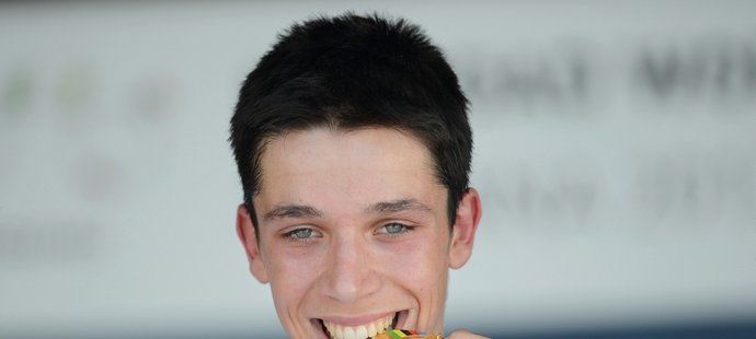 Belgický cyklistický talent Igor Decraene se zlatou medailí z časovky na juniorském MS. Osmnáctiletý mladík údajně spáchal sebevraždu...