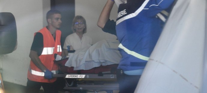 Záchranářo vykládají Chrise Frooma ze sanitky v nemocnici, kam musel být s vážným zraněním převezen
