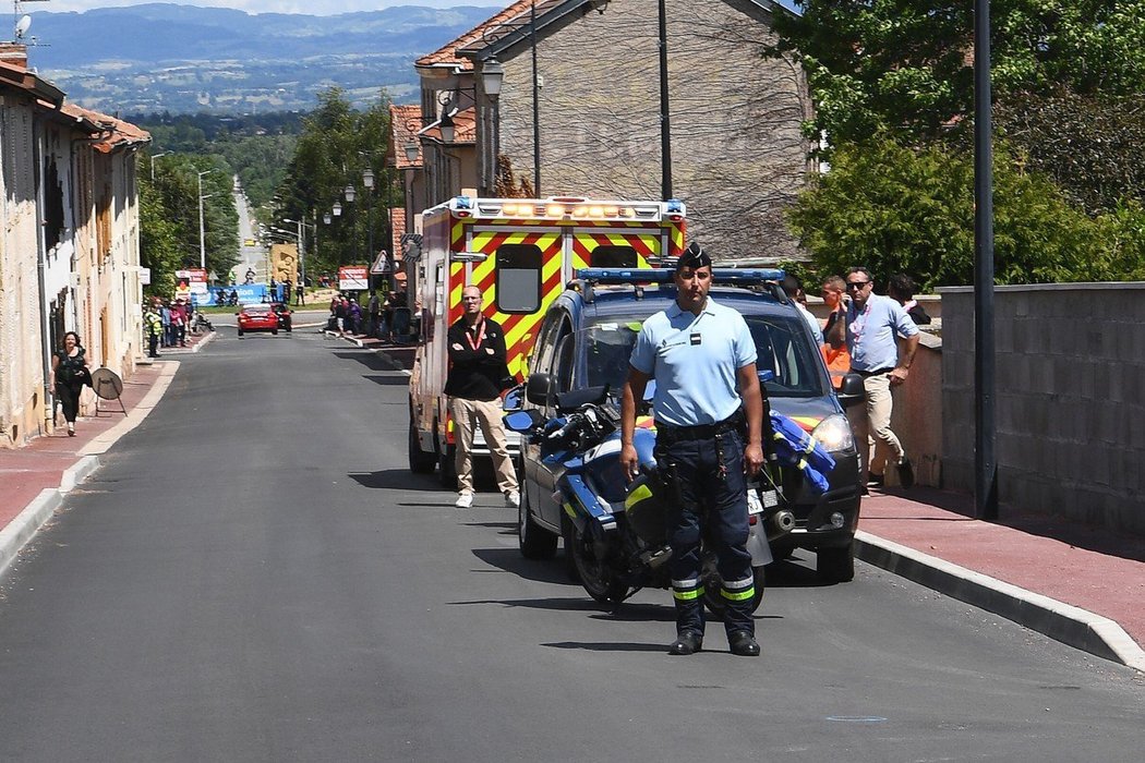 Sanitka s Chrisem Froomem, který se vážně zranil na Critériu du Dauphiné