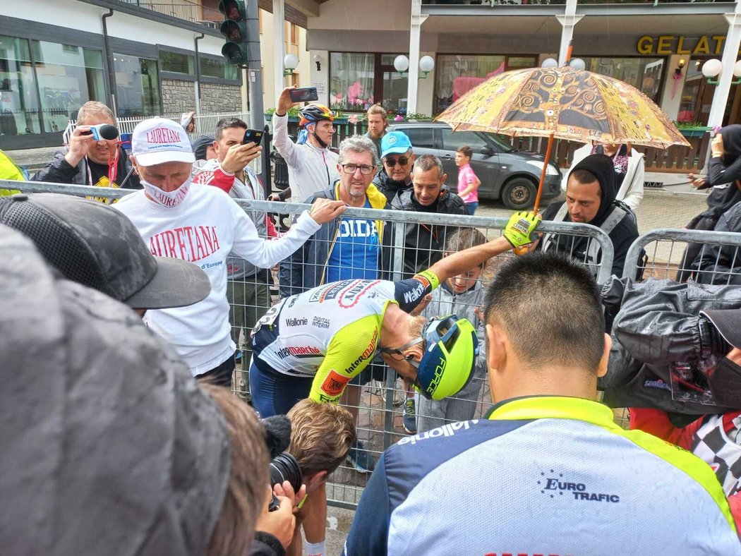 Vyčerpaný ale šťastný Jan Hirt. Ovládl královskou etapu Gira