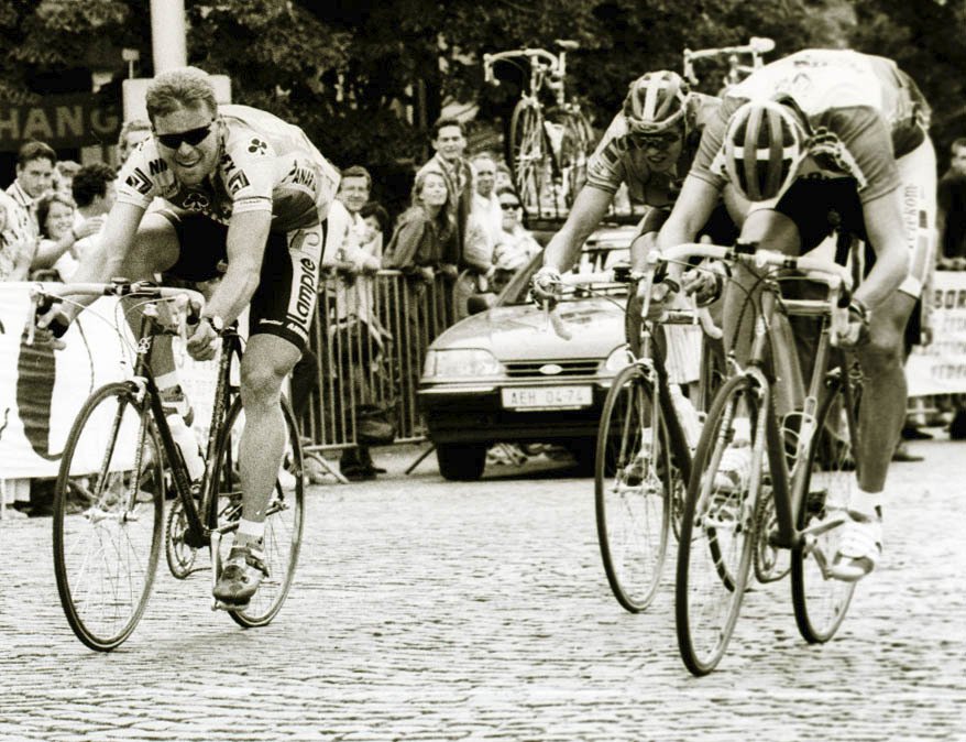 Ján Svorada (vlevo) a Jan Ullrich ve finiši v Praze v roce 1994